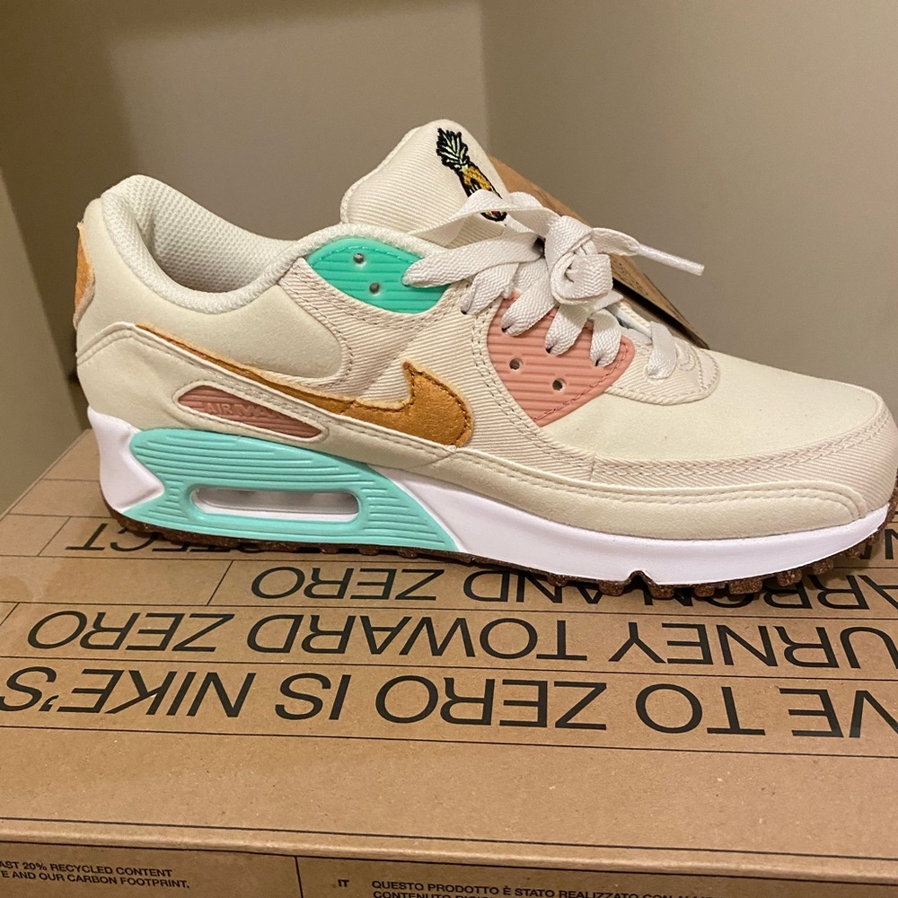 NWT Nike Air Max.  Size 8